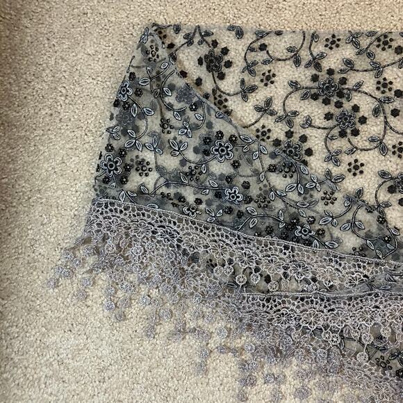 Gray lace floral scarf shawl with fringe, bohemian boho chic fairycore - Picture 4 of 10